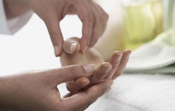 Пошкодження сухожилків розгиначів пальців кисті на рівні дистальної фаланги